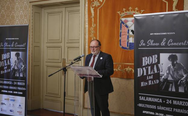 El vicerrector para la Conmemoración del VIII Centenario, Mariano Esteban, presentó en el Ayuntamiento el concierto de Bob Dylan. 