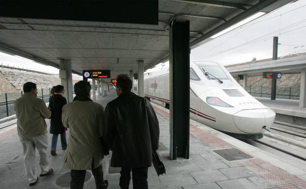 Varias personas se preparan para subir al tren en la estación Segovia-Guiomar.