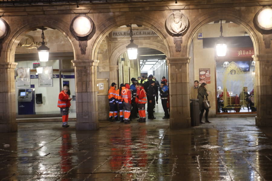 La lluvia se invita a la Nochevieja Universitaria de Salamanca