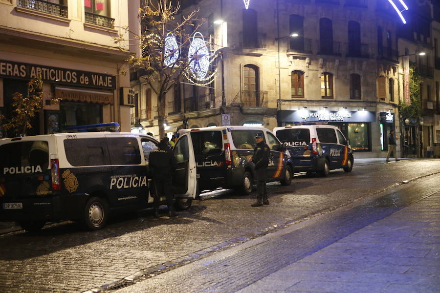 Para que todo estuviera en su sitio y la Nochevieja se celebrara sin incidentes, Policía y personal sanitario vigilaron la Plaza Mayor de Salamanca desde primera hora de la noche