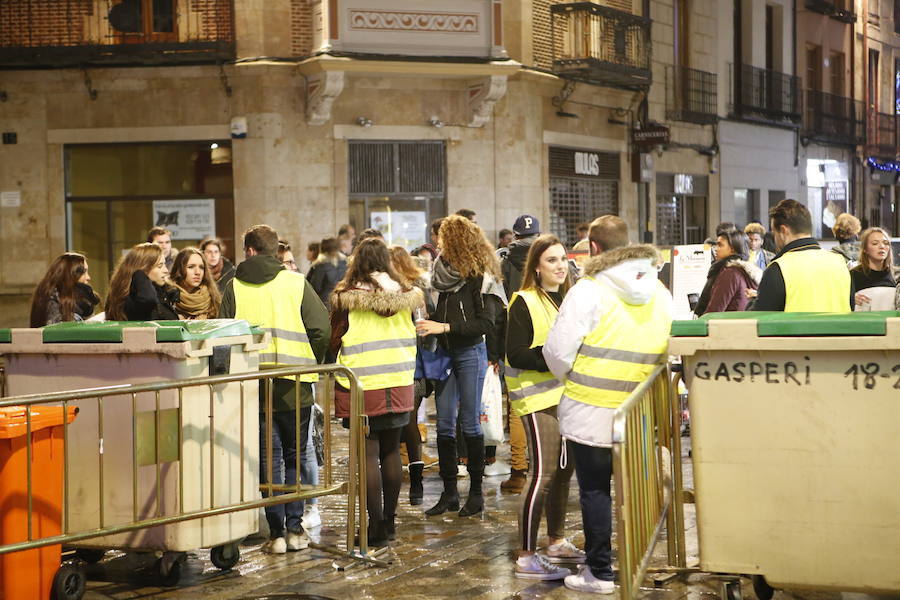 Para que todo estuviera en su sitio y la Nochevieja se celebrara sin incidentes, Policía y personal sanitario vigilaron la Plaza Mayor de Salamanca desde primera hora de la noche