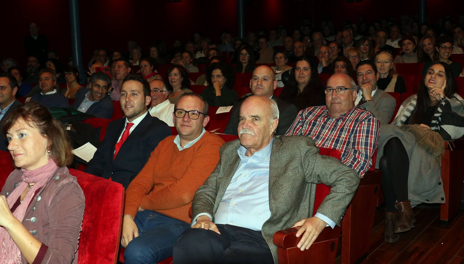 El acto celebrado en el Teatro Zorrilla, sirvió de homenaje a los alcaldes y concejales de treinta y dos municipios de la provincia en los que presta asistencia con el objetivo de consolidar allí su labor