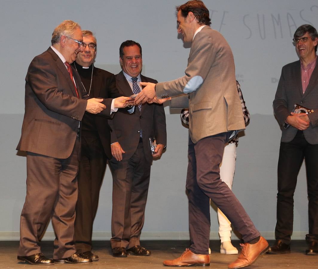 El acto celebrado en el Teatro Zorrilla, sirvió de homenaje a los alcaldes y concejales de treinta y dos municipios de la provincia en los que presta asistencia con el objetivo de consolidar allí su labor