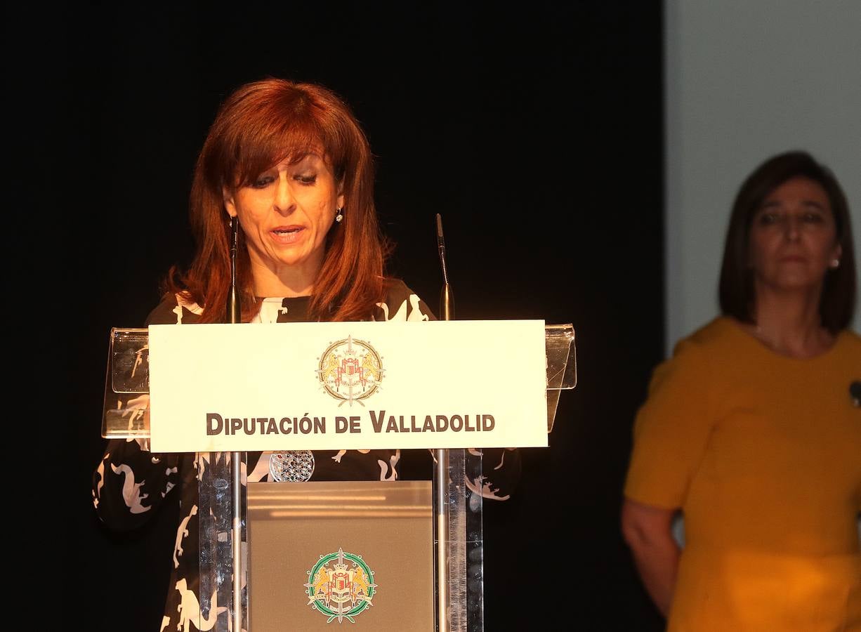 El acto celebrado en el Teatro Zorrilla, sirvió de homenaje a los alcaldes y concejales de treinta y dos municipios de la provincia en los que presta asistencia con el objetivo de consolidar allí su labor