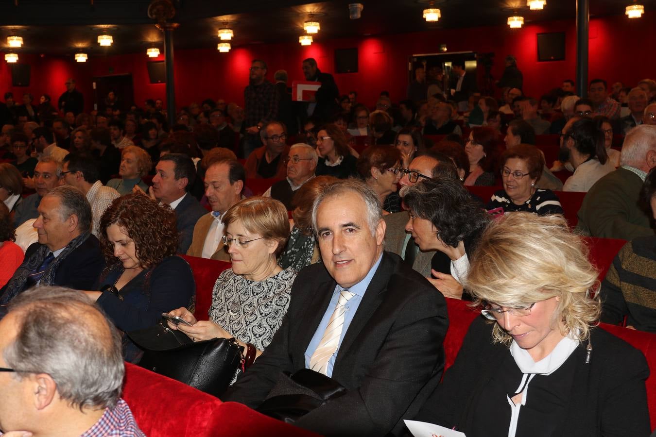 El acto celebrado en el Teatro Zorrilla, sirvió de homenaje a los alcaldes y concejales de treinta y dos municipios de la provincia en los que presta asistencia con el objetivo de consolidar allí su labor