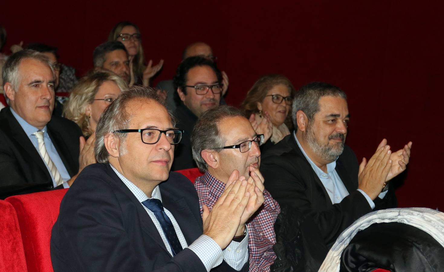 El acto celebrado en el Teatro Zorrilla, sirvió de homenaje a los alcaldes y concejales de treinta y dos municipios de la provincia en los que presta asistencia con el objetivo de consolidar allí su labor