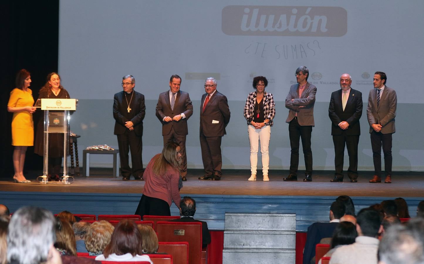 El acto celebrado en el Teatro Zorrilla, sirvió de homenaje a los alcaldes y concejales de treinta y dos municipios de la provincia en los que presta asistencia con el objetivo de consolidar allí su labor