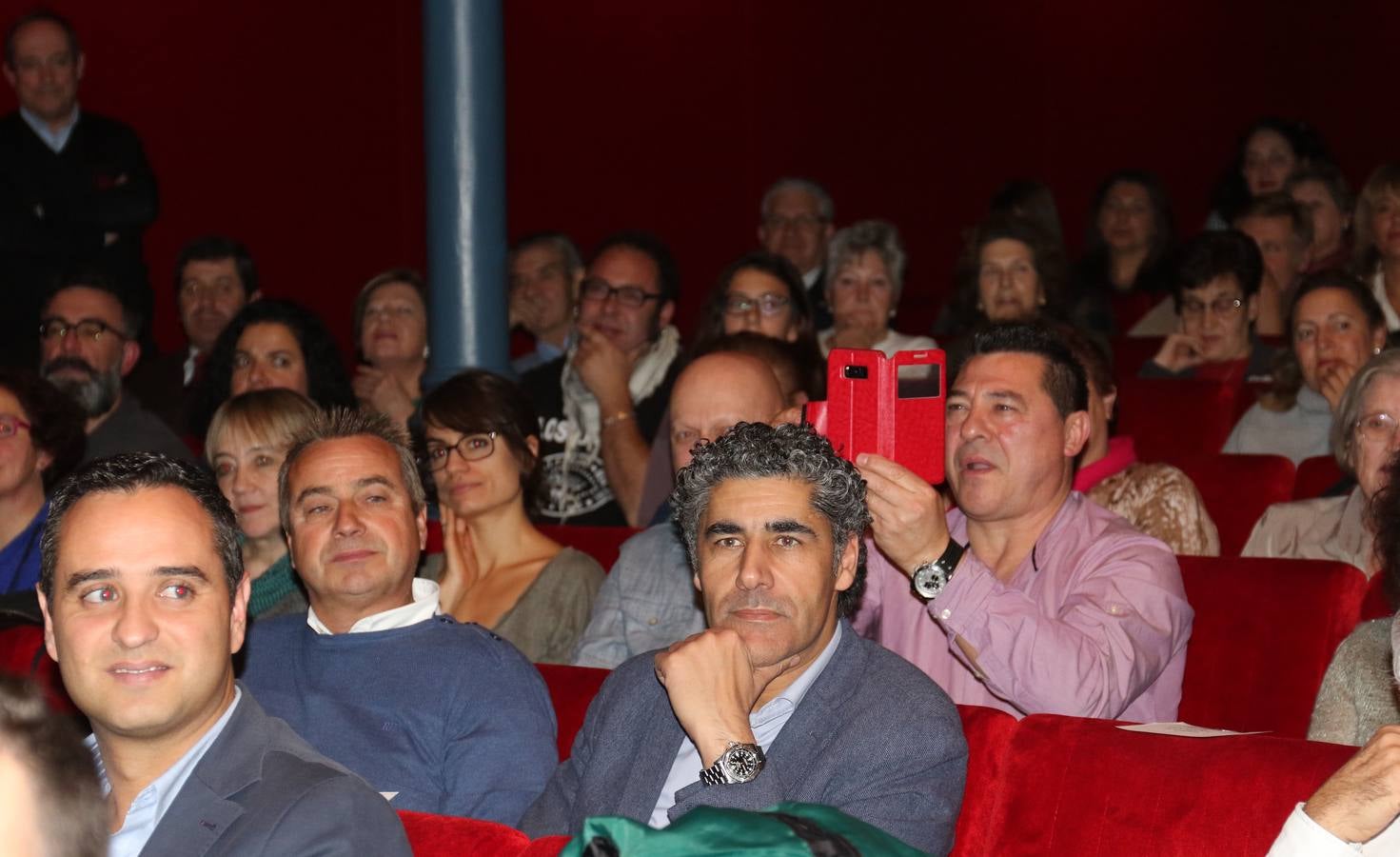 El acto celebrado en el Teatro Zorrilla, sirvió de homenaje a los alcaldes y concejales de treinta y dos municipios de la provincia en los que presta asistencia con el objetivo de consolidar allí su labor