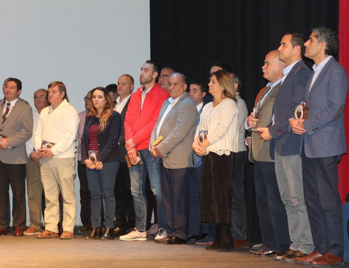 El acto celebrado en el Teatro Zorrilla, sirvió de homenaje a los alcaldes y concejales de treinta y dos municipios de la provincia en los que presta asistencia con el objetivo de consolidar allí su labor