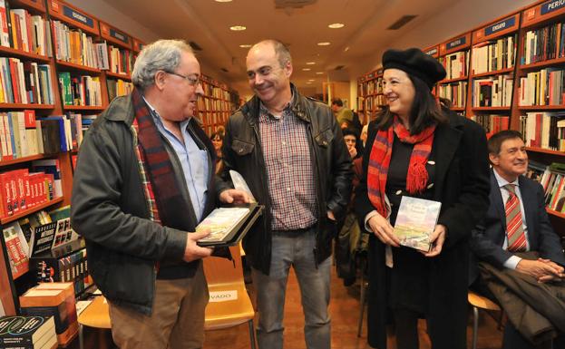 El editor Jesús Egido, Fermín Herrero, y la periodista Angélica Tanarro. 