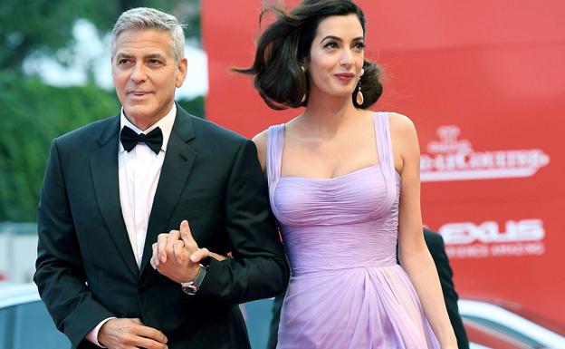 George Clooney con su esposa Amal Clooney.
