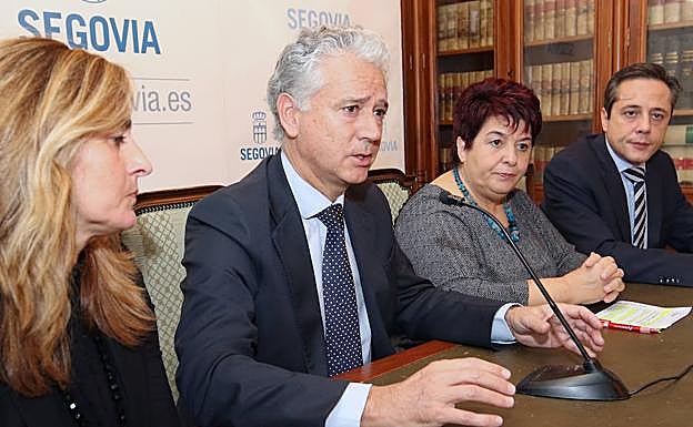 Sonia Ortuondo, responsable de la unidad de consultoria de Enerlis; Ibon Basterrechea, director general de la empresa; la alcaldesa, Clara Luquero, y el concejal José Bayón. 