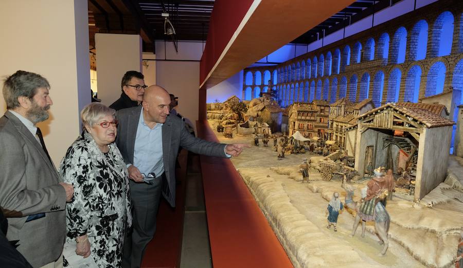 Jesús Julio Carnero, presidente de la Diputación de Valladolid, ha inagurado hoy en el Palacio de Pimentel el Belén Bíblico. Como cada año se instala en la Sala de Exposiciones hasta el 6 de enero. 