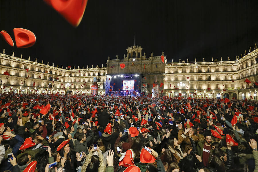 La lluvia no desanimó a miles de jóvenes que acudieron a la Plaza Mayor de Salamanca para celebrar la Nochevieja Universitaria. 