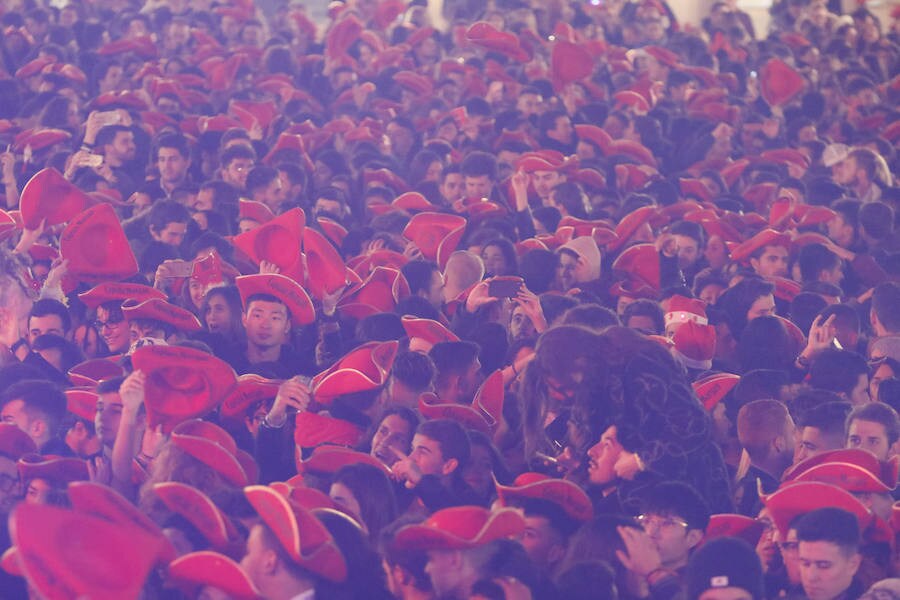 La lluvia no desanimó a miles de jóvenes que acudieron a la Plaza Mayor de Salamanca para celebrar la Nochevieja Universitaria. 