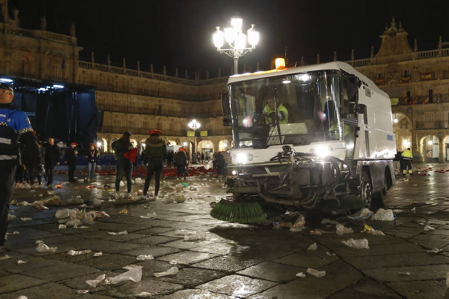 Tareas de limpieza de la Plaza Mayor de Salamanca tras la Nochevieja Universitaria