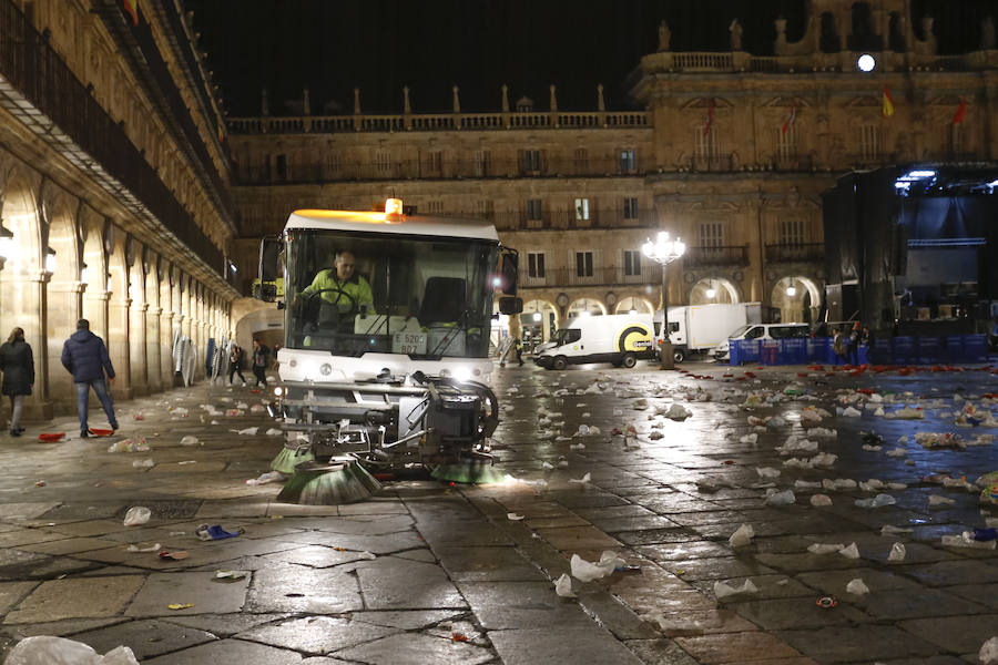 Tareas de limpieza de la Plaza Mayor de Salamanca tras la Nochevieja Universitaria