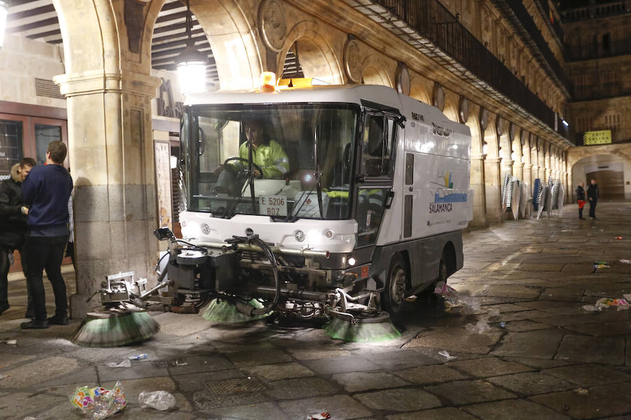 Tareas de limpieza de la Plaza Mayor de Salamanca tras la Nochevieja Universitaria