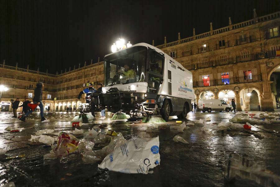 Tareas de limpieza de la Plaza Mayor de Salamanca tras la Nochevieja Universitaria