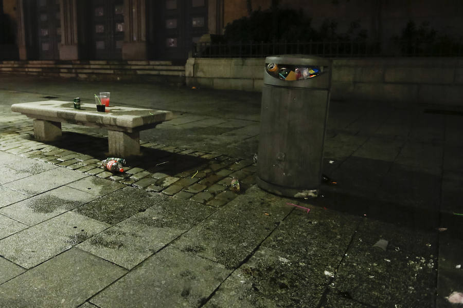 Tareas de limpieza de la Plaza Mayor de Salamanca tras la Nochevieja Universitaria