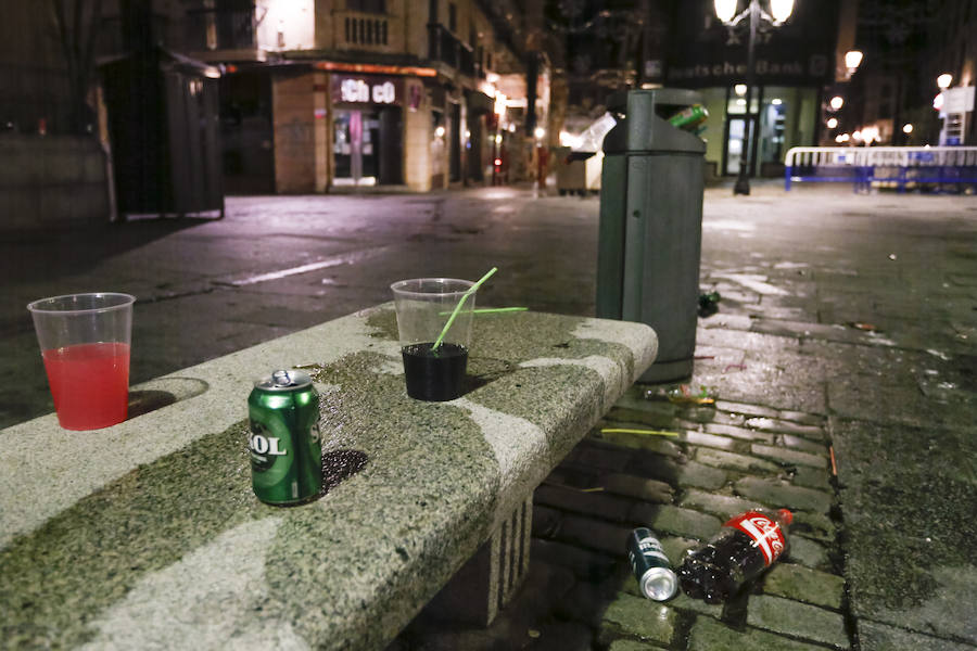 Tareas de limpieza de la Plaza Mayor de Salamanca tras la Nochevieja Universitaria