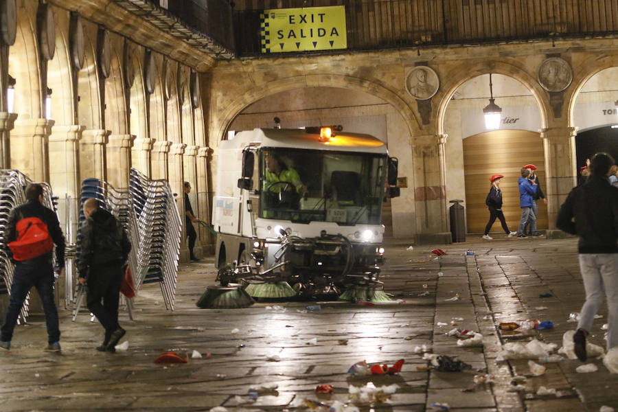 Tareas de limpieza de la Plaza Mayor de Salamanca tras la Nochevieja Universitaria