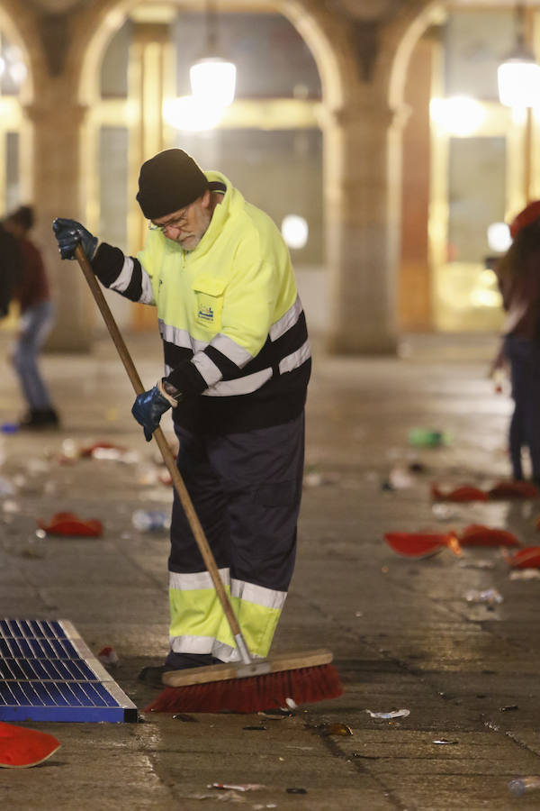 Tareas de limpieza de la Plaza Mayor de Salamanca tras la Nochevieja Universitaria