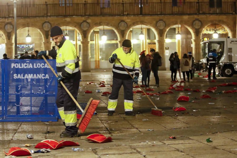 Tareas de limpieza de la Plaza Mayor de Salamanca tras la Nochevieja Universitaria