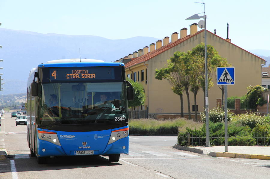 Un autobús de la línea 4 en el barrio de Nueva Segovia.