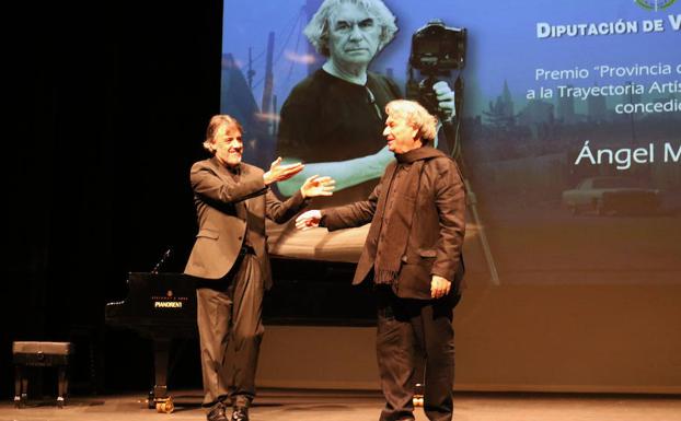 Ángel Marcos, junto a Diego Fernández Magdaleno, recibe el reconocimiento sobre el escenario del Teatro Zorrilla. 