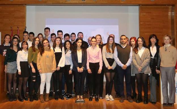 La consejera de Economía y Hacienda, Pilar del Olmo, junto a los alumnos premiados.