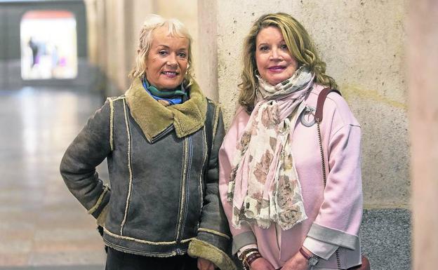 Monika Zgustova y Mercedes Monmany, en los soportales del Teatro Calderón.