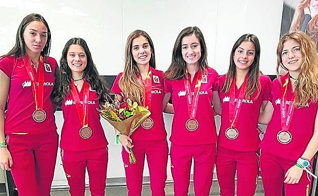 La selección española sub-20, con Carla Gallardo y Marta García (primera y cuarta por la derecha), posa con el bronce en Eslovaquia.
