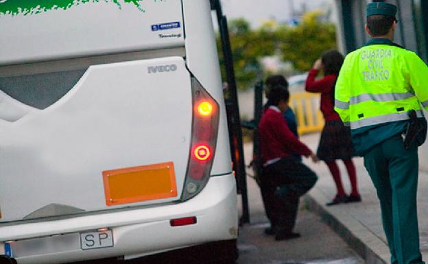 El autobús escolar que ha sido inmovilizado.