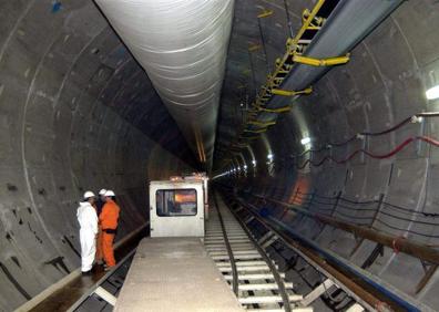 Imagen secundaria 1 - Las tres grandes estructuras de la línea: el viaducto de Arroyo del Valle, el túnel de Guadarrama y los túneles de San Pedro.