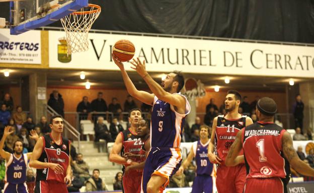 Sergi Pino entra a canasta ante la defensa pucelana, este viernes en el Adolfo Nicolás.