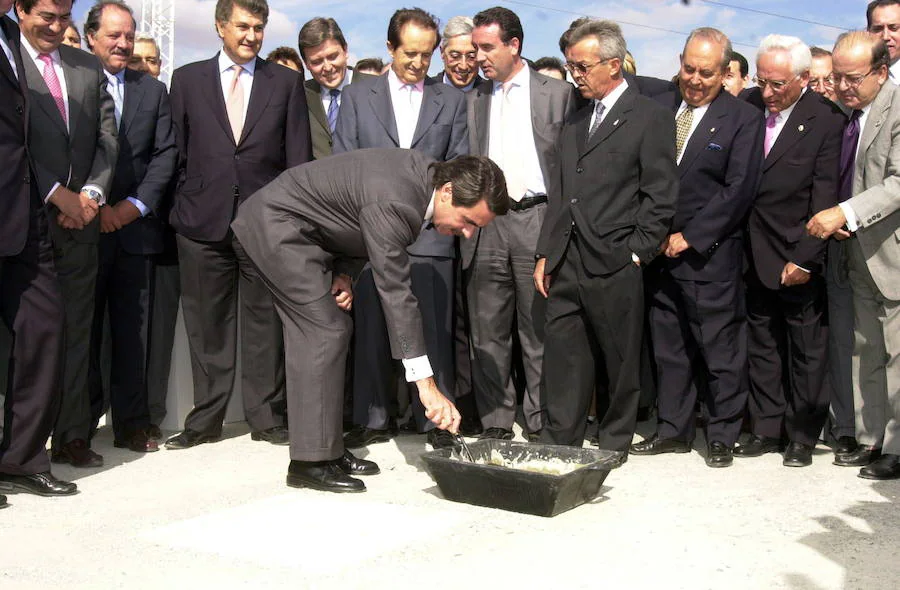 José María Aznar sella el cofre que contenía periódicos y monedas durante la inauguración de las obras del Ave en Garcillán. Junto a él, los ministros JuanJosé Lucas, Jesús Posada y Francisco Álvarez Cascos.