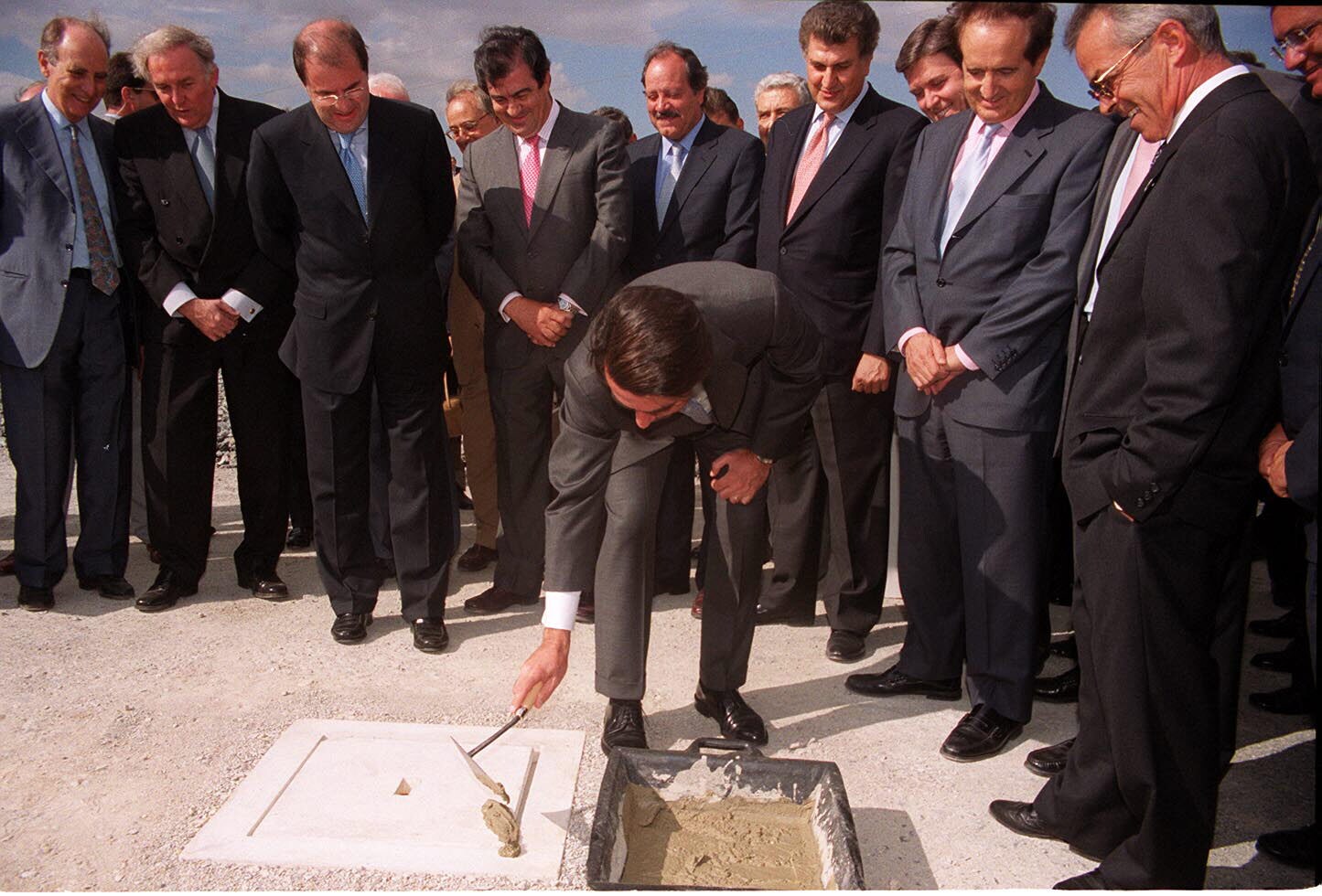 José María Aznar sella el cofre que contenía periódicos y monedas durante la inauguración de las obras del Ave en Garcillán. Junto a él, los ministros Juan José Lucas, Jesús Posada y Francisco Álvarez Cascos, y Juan Vicente Herrera, presidente de la Junta de Castilla y León.