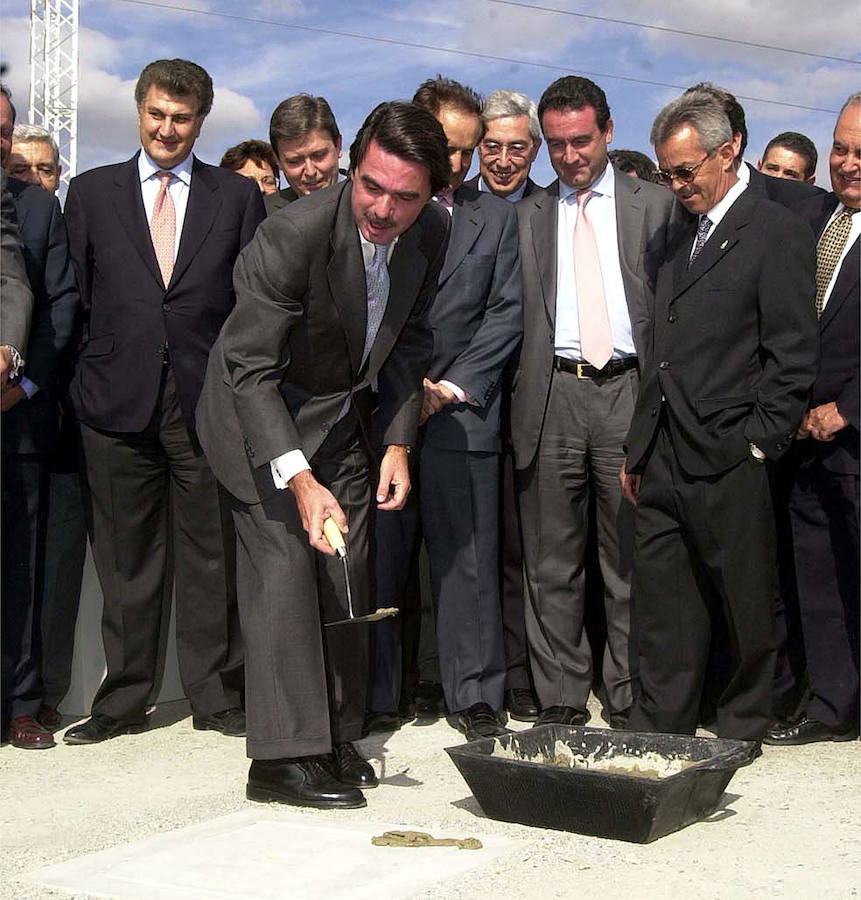 José María Aznar sella el cofre que contenía periódicos y monedas durante la inauguración de las obras del Ave en Garcillán. Junto a él, los ministros Juan José Lucas y Jesús Posada.