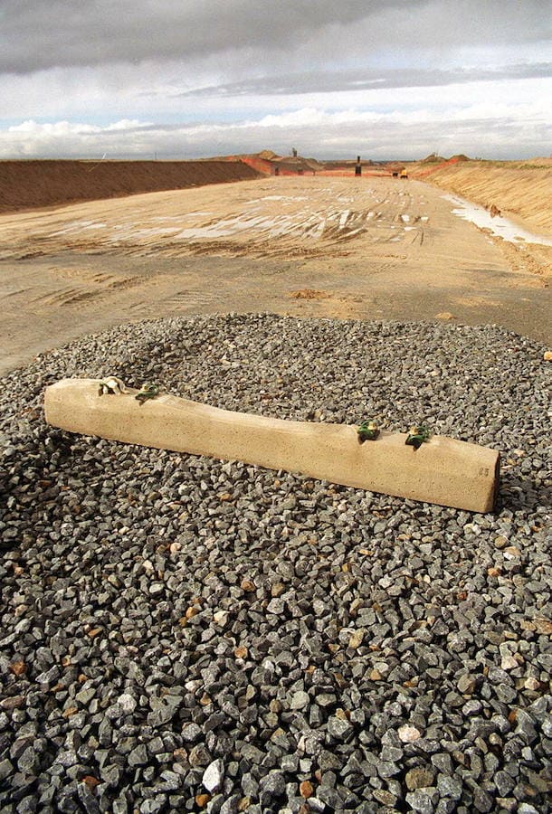 La primera traviesa sobre la que se construyó la línea. Se colocó de forma oficial el 19 de julio de 2001 en Garcillán, Segovia.