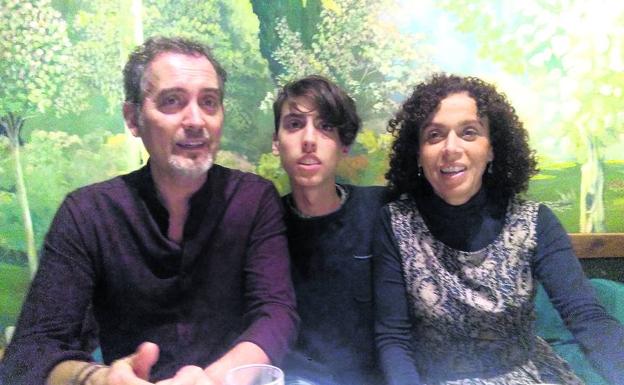 Los emprendedores Carmen Martín y Miguel Ángel Muñoz posan con su hijo. 