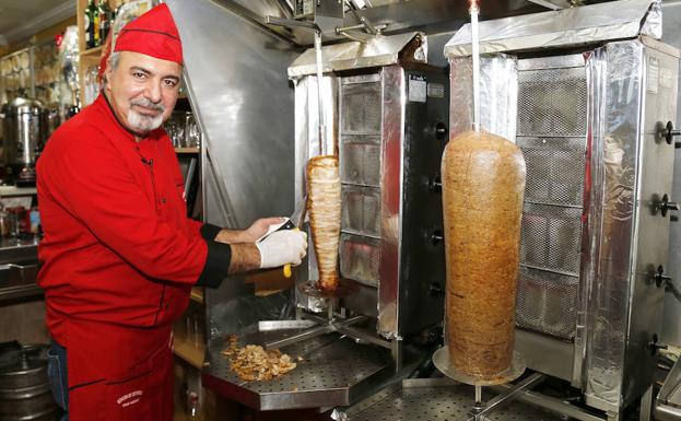 Nur Pektas, de ‘El Rincón de Estambul’ prepara en su local una brocheta de contramuslos de pollo sazonados con diferentes especias.