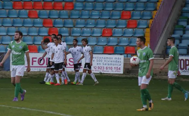 Los jugadores del CFSalmantino celebran uno de los tantos de Murci al San José de Soria.