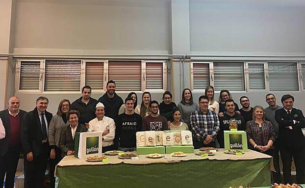 Alumnos del curso con los representantes institucionales y de Gullón.