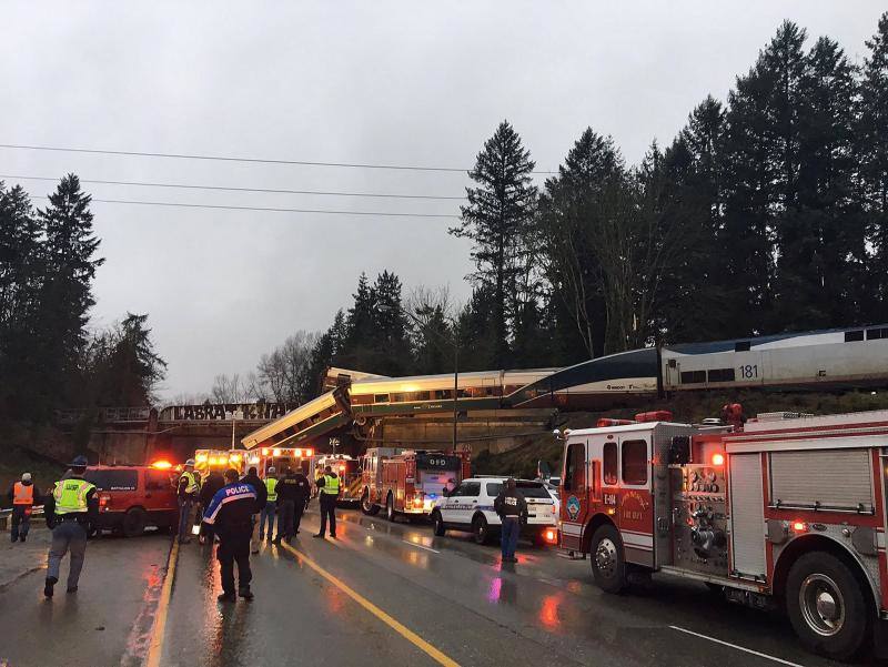 Un tren descarrila y queda colgando sobre una autopista en el estado de Washington
