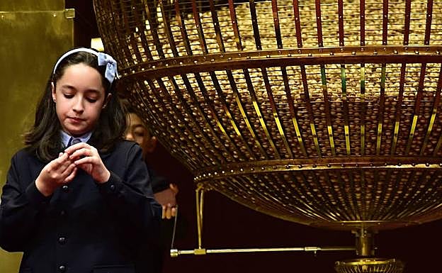 Una niña de San Ildefonso, durante el sorteo del año pasado.