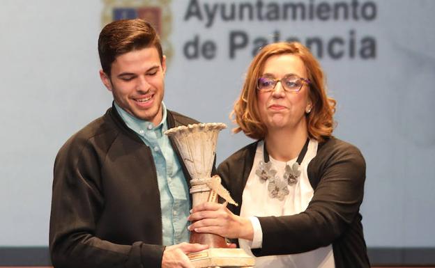 Óscar Husillos recibe el premio al mejor deportista palentino de 2017 de la mano de Ángeles Armisén.