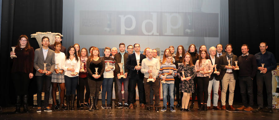 Todos los premiados posan con sus trofeos en el Teatro Principal.