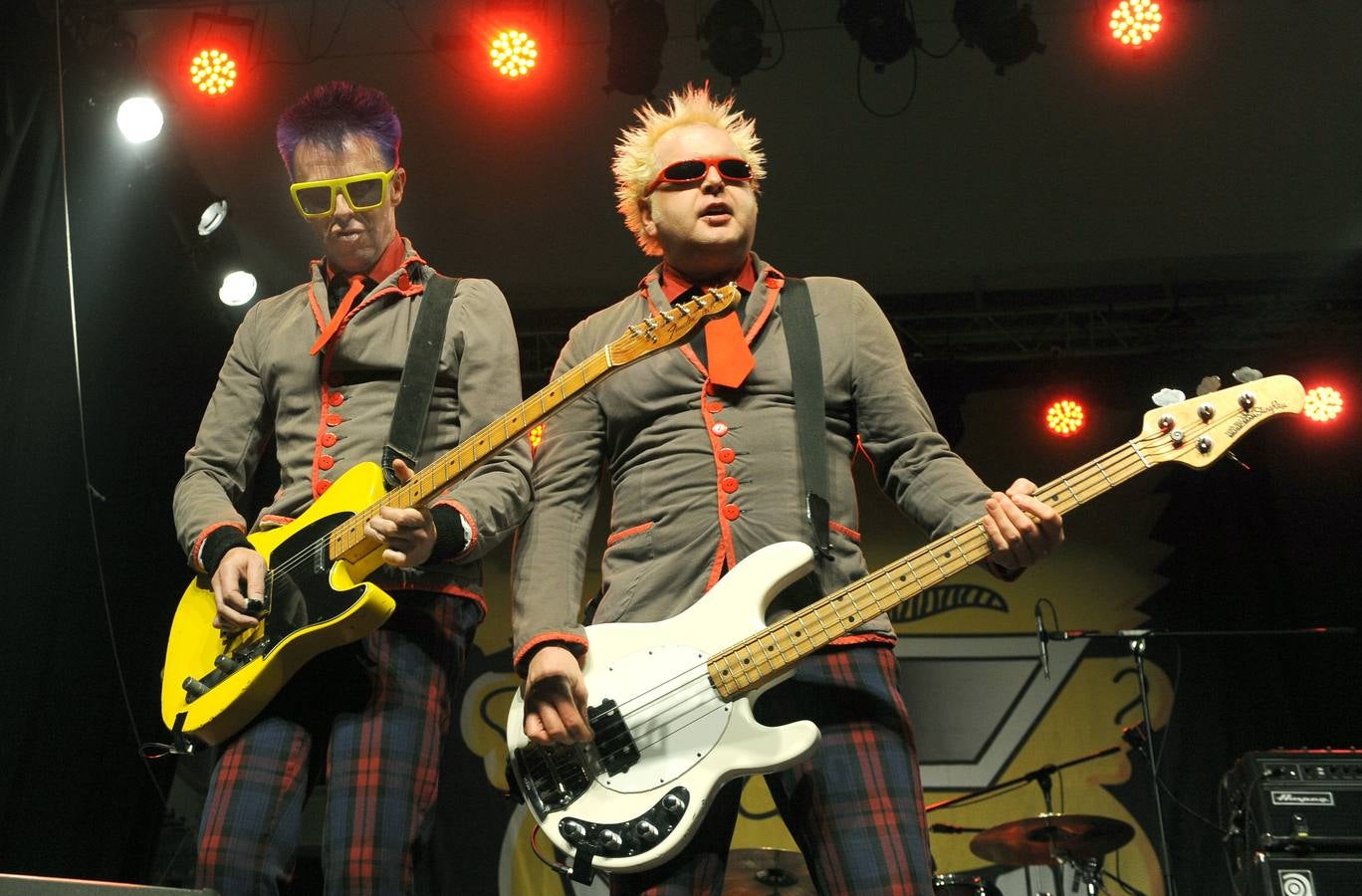 Actuación de Toy Dolls en el LAVA