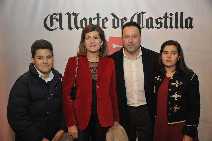 Azucena Suárez y Carlos Álvaro, acompañados de sus hijos, Ignacio y Carla. 